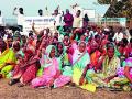 गोसेखुर्द धरणावर प्रकल्पग्रस्तांची निदर्शने - Marathi News | Demonstrations of project victims at Gosakhurd dam | Latest bhandara News at Lokmat.com