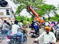 फसलेला ट्रक काढण्यासाठी थांबला रस्ता - Marathi News | Stopped road to remove the wrecked truck | Latest bhandara News at Lokmat.com