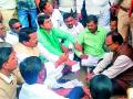 पालकमंत्र्यांनी केली जमिनीवर बसून आंदोलनकर्त्यांशी चर्चा - Marathi News | The Guardian Minister sat on the ground and talked to the agitators | Latest bhandara News at Lokmat.com