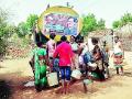 पाणीटंचाईवर मात करण्यासाठी राजुऱ्यात टँकरने पुरवठा - Marathi News | Tankers supply in the state to overcome water shortage | Latest chandrapur News at Lokmat.com