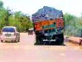 ताडपत्री न बांधता कोळशाची ट्रकमधून ओव्हरलोड वाहतूक - Marathi News | Overload transport from coal truck without tadpattri | Latest chandrapur News at Lokmat.com