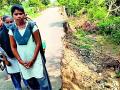 शिक्षणासाठी सावित्रीच्या लेकींचा पायी प्रवास - Marathi News | Savitri's journey for education | Latest chandrapur News at Lokmat.com