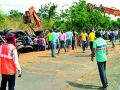 ट्रक अंगावर येताना तोही पडला खड्ड्यात, क्रेनने काढले बाहेर - Marathi News | As the truck approached, he too fell into a ditch, pulled out by a crane | Latest chandrapur News at Lokmat.com