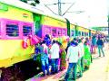 हे रेल्वेचे आरक्षित डबे आहेत की, कोंबून भरलेली काली-पिली! - Marathi News | These are the reserved coaches of the train, Kali-Pili full of combos! | Latest chandrapur News at Lokmat.com