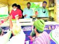 भजे, समोसे, पकोडे विकून साजरा केला बेरोजगार दिवस - Marathi News | Unemployment day celebrated by selling bhaje, samosas, pakodas | Latest gondia News at Lokmat.com
