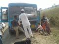 बस रस्त्याच्या कडेला घसरली - Marathi News | The bus rolled along the road | Latest jalana News at Lokmat.com