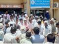 पीककर्ज वाटपासाठी शेतकऱ्यांचा बँक अधिकाऱ्यांना घेराव - Marathi News | Farmers' Gherao bank officials for distribution of crop loans | Latest buldhana News at Lokmat.com