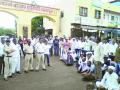 नामपूरला शेतकऱ्यांचा रास्ता रोको - Marathi News |  Stop the way for Nampura farmers | Latest nashik News at Lokmat.com