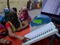 ‘रेडलाइट’ मधील महिलांसाठी ईव्हीएमचे प्रात्यक्षिक - Marathi News | nashik,evm,demonstratio,for,women,in.redlight,area | Latest nashik News at Lokmat.com
