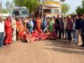 परभणी : बालाजीनगरवासियांनी अडविले पाण्याचे टँकर - Marathi News | Parbhani: Water tanker blocked by Balasinagar residents | Latest parabhani News at Lokmat.com