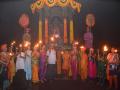 मशालींच्या प्रकाशात उजळला किल्ले रायगड, पहिला दिवा महाराजांच्या चरणी - Marathi News | In light of the mahals, the bridges of the fort Raigad, the feet of the first Diva Maharaj | Latest maharashtra News at Lokmat.com
