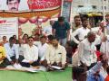 सटाणा पालिकेसमोर दिव्यांगांचे आंदोलन - Marathi News | Diwana movement in front of Satana Municipality | Latest nashik News at Lokmat.com