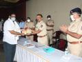 Coronavirus News: लॉकडाऊन काळात समाजकार्य करणाऱ्यांचा ठाणे पोलिसांनी सन्मान - Marathi News | Coronavirus News: Thane Police honors social workers during lockdown | Latest thane News at Lokmat.com