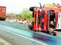कंटेनरच्या धडकेत चालक ठार, क्लिनर जखमी - Marathi News | Driver killed, cleaner injured in container collision | Latest vardha News at Lokmat.com