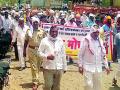 आर्णी तहसीलवर घागरी फोडल्या - Marathi News | Arani tahsil broke the yoke | Latest yavatmal News at Lokmat.com