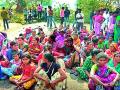 पांढरीत टंचाईचा बळी गावकऱ्यांचा रस्ता रोको - Marathi News | Stop the road from the villagers to the white scarcity | Latest yavatmal News at Lokmat.com