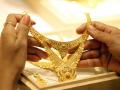 एकाच दिवसात सोन्याचे भाव ८०० रुपयांनी घसरले - Marathi News | Gold fell by Rs 800 in a single day | Latest business News at Lokmat.com