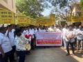 प्रलंबित बिलांसाठी कोल्हापुरात ठेकेदारांची वाहनांसह ‘बांधकाम’वर धडक, राज्यात २७ हजार कोटींची थकबाकी  - Marathi News | The contractors of the state related to the public works department marched with vehicles to the Kolhapur divisional office on Tuesday for the pending bills | Latest kolhapur News at Lokmat.com