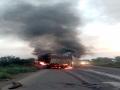 आशिया महामार्गावर बर्निंग ट्रक....! - Marathi News | Burning truck on Asia highway ....! | Latest jalgaon News at Lokmat.com