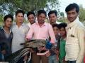 शिरूर येथे पोरांनी वाचविले मोराचे प्राण - Marathi News | Peer survivors at Shirur saved the lives of peacock | Latest beed News at Lokmat.com