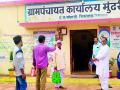 सॅनिटायझर व ताप तपासणीनंतर दिला जातो प्रवेश - Marathi News | Admission is given after sanitizer and fever check | Latest bhandara News at Lokmat.com