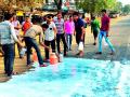 सिहोऱ्यात शेकडो लिटर दूध ओतले रस्त्यावर - Marathi News | Sihora hundreds of liters of milk on the road | Latest bhandara News at Lokmat.com