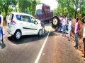 खोपडी शिवारात कारची ट्रॅक्टरला धडक - Marathi News | Tractor of the car hit the Khopdi Shiva | Latest nashik News at Lokmat.com