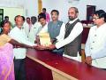 जिल्ह्यातील ३१ शेतकºयांना कर्जमाफी योजनेचे प्रमाणपत्र देऊन सन्मान - Marathi News |  Honor by giving certificate of loan waiver to 31 farmers of the district | Latest chandrapur News at Lokmat.com
