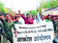 वनविभागाच्या कार्यालयावर कामगारांचा आक्रोश - Marathi News | Outrage of workers at the Forest Department office | Latest chandrapur News at Lokmat.com