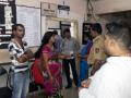 डोंबिवली रेल्वे स्थानकात आरक्षण तिकिट घरात दोन गटात हाणामारी - Marathi News | Two group clash in Reservation ticket house at Dombivli railway station | Latest crime News at Lokmat.com