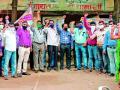 ठिकठिकाणी पंचायत समिती कर्मचाऱ्यांची धरणे व निदर्शने - Marathi News | Demonstrations and protests of Panchayat Samiti employees at various places | Latest gadchiroli News at Lokmat.com
