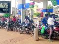 जिल्ह्यात पेट्रोलने केली नव्वदी पार - Marathi News | Petrol cars in the district crossed the ninety nine | Latest gadchiroli News at Lokmat.com
