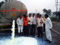 स्वाभिमानी संघटनेने दूध रस्त्यावर फेकले - Marathi News | Activists threw the milk on the road | Latest jalana News at Lokmat.com