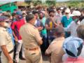 सुरळीत वीजपुरवठ्यासाठी शेतकऱ्यांचा सुळी येथे रस्ता रोको - Marathi News | For smooth power supply, farmers block the road at Suli | Latest nandurbar News at Lokmat.com