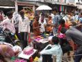 पोळ्याच्या पूर्वसंध्येला बाजारपेठेत गर्दी - Marathi News | Crowds in the market on the eve of the honeymoon | Latest nandurbar News at Lokmat.com