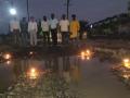 खड्ड्यांभोवती दिवे लावून वेधले नागपूर मनपाचे लक्ष - Marathi News | Nagpur Municipal Corporation's attention was drawn by putting lights around the pits | Latest nagpur News at Lokmat.com