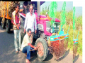 वांगी, कडेपुरात ऊस वाहतूक रोखली - Marathi News | Sugarcane traffic was stopped in Wangi, Kadapur | Latest sangli News at Lokmat.com
