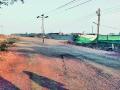 विल्होळी रस्त्यावरील वीज खांबामुळे अपघातात वाढ - Marathi News |  Increase in accident due to electricity block on the Vilholi road | Latest nashik News at Lokmat.com
