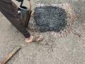 राष्ट्रीय महामार्गावरच्या खड्ड्यांवर पॅचवर्कचा उतारा - Marathi News | Excavation of patchwork on potholes on national highways | Latest kolhapur News at Lokmat.com