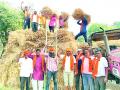 कृषी कायदे मागे घेतल्याचा धान पट्ट्यात आनंदाेत्सव - Marathi News | A celebration of the repeal of agricultural laws in the paddy belt | Latest bhandara News at Lokmat.com