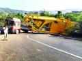 रत्नागिरी :कोयना येथे कंटेनर उलटला, १२ तासाने वाहतूक सुरळीत - Marathi News | Ratnagiri: Container reversed at Koyna, traffic is easy for 12 hours | Latest ratnagiri News at Lokmat.com