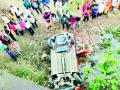 बाबुपेठ रेल्वे उड्डाणपुलावरून चारचाकी वाहन खाली कोसळले - Marathi News | A four-wheeler fell off the Babupeth railway flyover | Latest chandrapur News at Lokmat.com