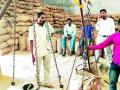 धान खरेदी केंद्रांवर शेतकऱ्यांची लूट - Marathi News | The plunder of farmers at paddy shopping centers | Latest gondia News at Lokmat.com