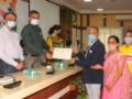 ध्वजदिन निधीला तोरणमाळ आश्रशाळेतर्फे एक लाखाचा निधी - Marathi News | One lakh fund from Toranmal Ashrashala for Flag Day fund | Latest nandurbar News at Lokmat.com
