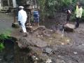 पारोळ््यात बोगद्याजवळील नाल्याची पालिकेने केली साफसफाई - Marathi News | Cleaning by drainage municipality near the tunnel | Latest jalgaon News at Lokmat.com