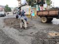 साताऱ्यातील खड्ड्यांना दगडांची मलमपट्टी ! - Marathi News | Stone dressing for pits in Satara! | Latest satara News at Lokmat.com