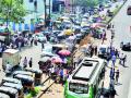 रस्त्यांवर मोकाट जनावरांचा ठिय्या नागरिक त्रस्त : वाहतुकीला अडथळा; मालकच जबाबदार - Marathi News | Struggling animals stuck in the streets: blocking traffic; The owner is responsible | Latest nashik News at Lokmat.com
