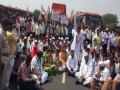 हमीभावासाठी राष्ट्रवादी कॉंग्रेसने रोखला महामार्ग - Marathi News | Nationalist Congress Party has blocked the highway for the defeat | Latest nashik News at Lokmat.com