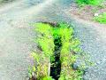 नदीपात्राचे रूंदीकरण; रस्त्याच्या कडा खचल्या - Marathi News | River widening; The edges of the road were scratched | Latest vardha News at Lokmat.com