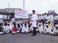 सहकारमंत्र्यांच्या विरोधात सोलापूरात रास्ता रोको आंदोलन  - Marathi News | Movement against the Cooperatives to stop the Solapur route | Latest solapur News at Lokmat.com